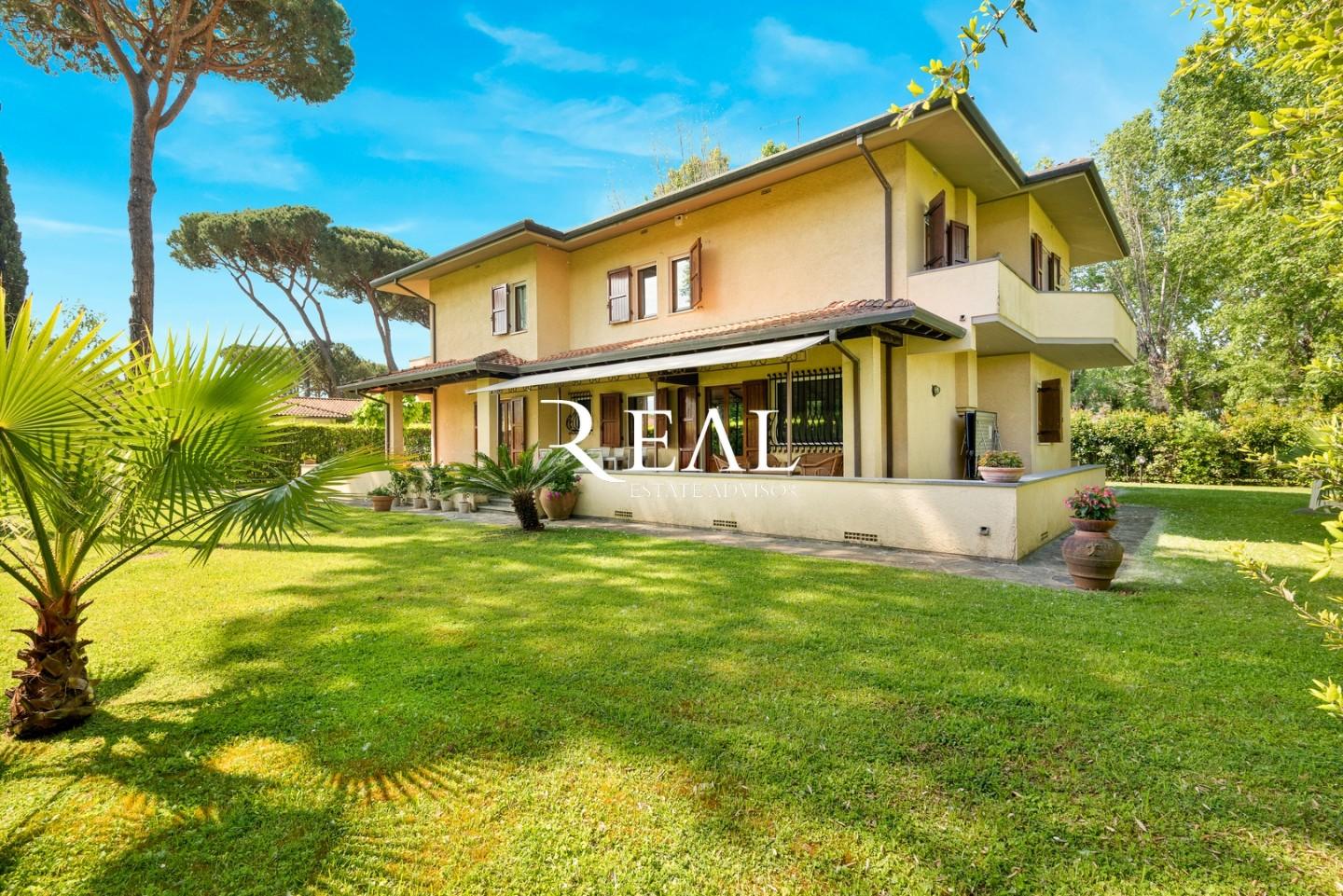 Вилла в Летняя аренда для Forte dei Marmi (LU) | Real Estate Advisor