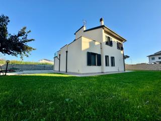 Casa indipendente in vendita a Santa Lucia, Pontedera (PI)