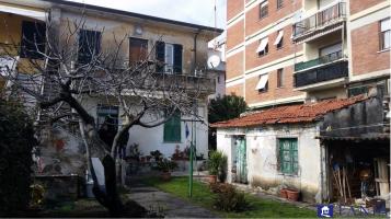 Porzione di casa in vendita a Marina Di Carrara, Carrara (MS)